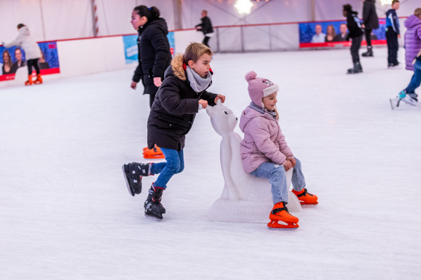 Visit of the ice rink by school classes at Cranger Weihnachtszauber